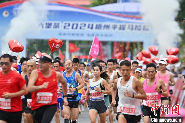 两万名跑友齐聚广西梧州,竞逐半程马拉松,领