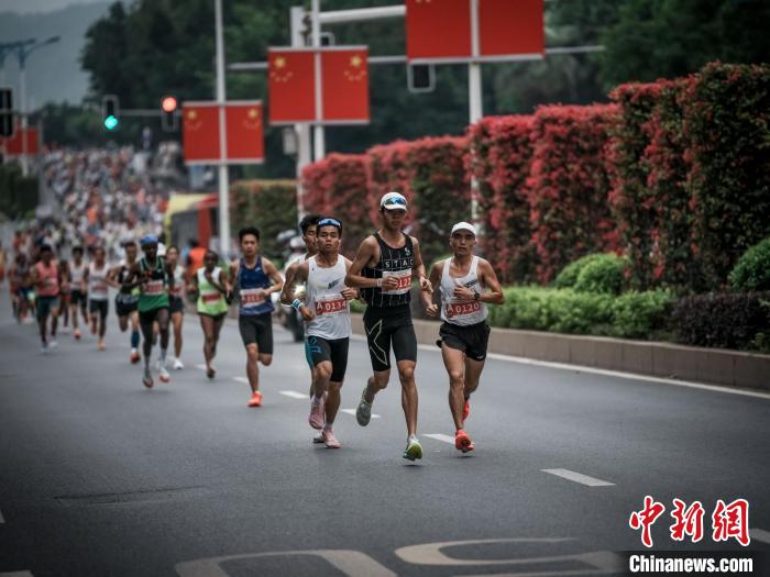 两万名跑友齐聚广西梧州,竞逐半程马拉松,领