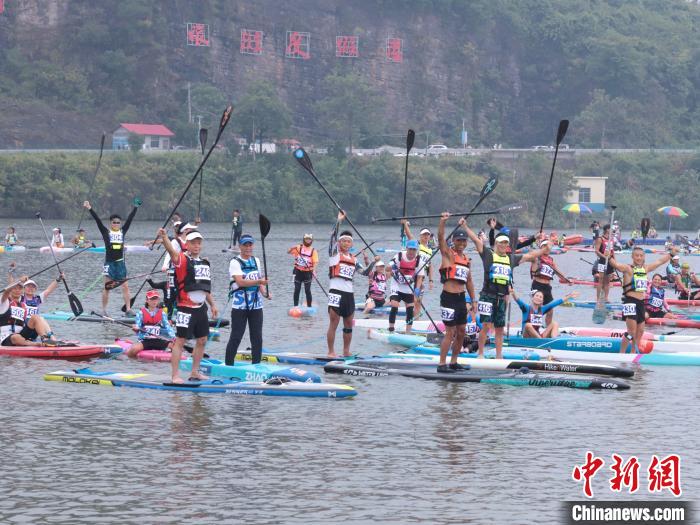 山清水秀天子湖畔 千余选手踏浪挥桨竞速 2024年
