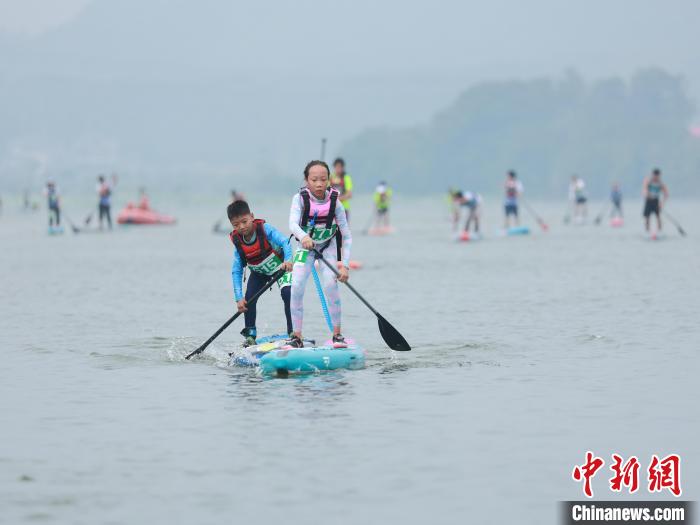 山清水秀天子湖畔 千余选手踏浪挥桨竞速 2024年