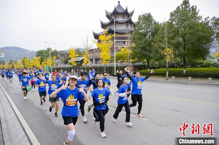 张家界马拉松鸣枪开跑 汇聚近万名跑友 展现山水