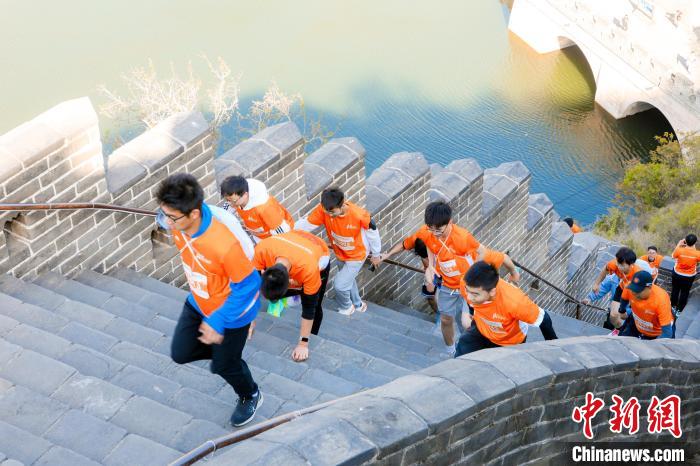 2023居庸关长城垂直马拉松开赛 参赛者获景区游玩