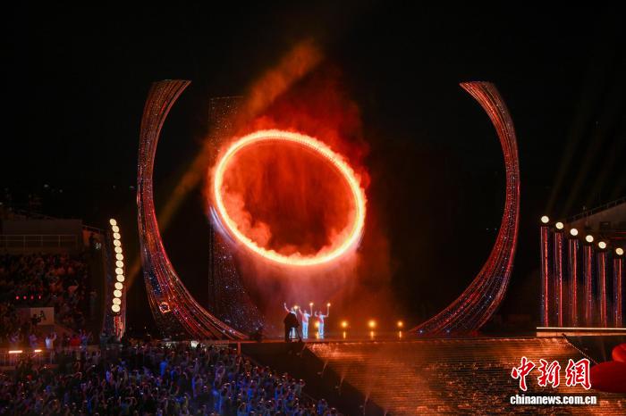 粤港澳全运会圣火在南粤大地绘圆圈，象征三地