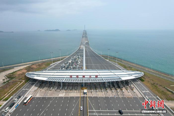 粤港澳全运会圣火在南粤大地绘圆圈，象征三地