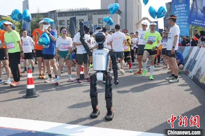 航天主题半程马拉松赛创新引入人形机器人领跑