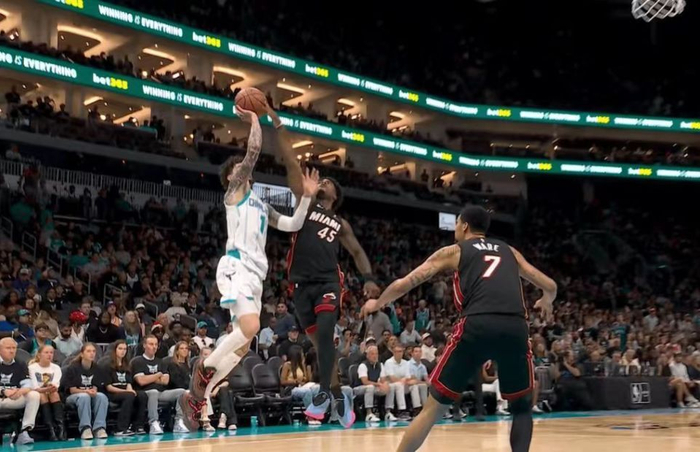 三球争议动作致热火球员伤退 黄蜂险胜抢下季后