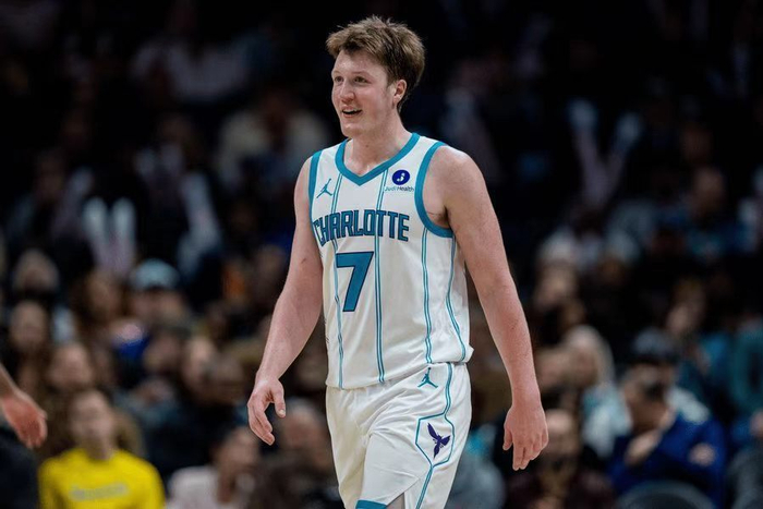 三球争议动作致热火球员伤退 黄蜂险胜抢下季后