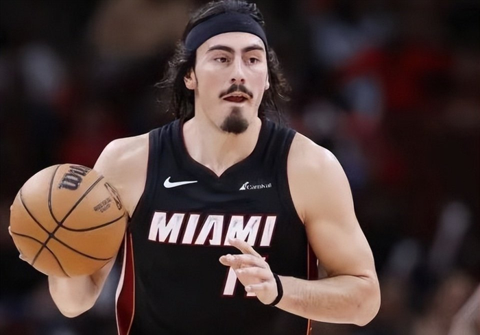 三球争议动作致热火球员伤退 黄蜂险胜抢下季后