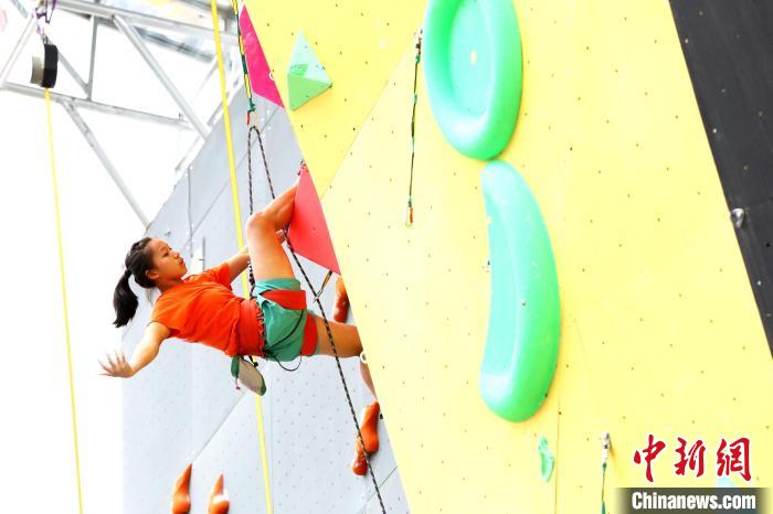 青海十年体育基建升级 冰壶射箭进校园